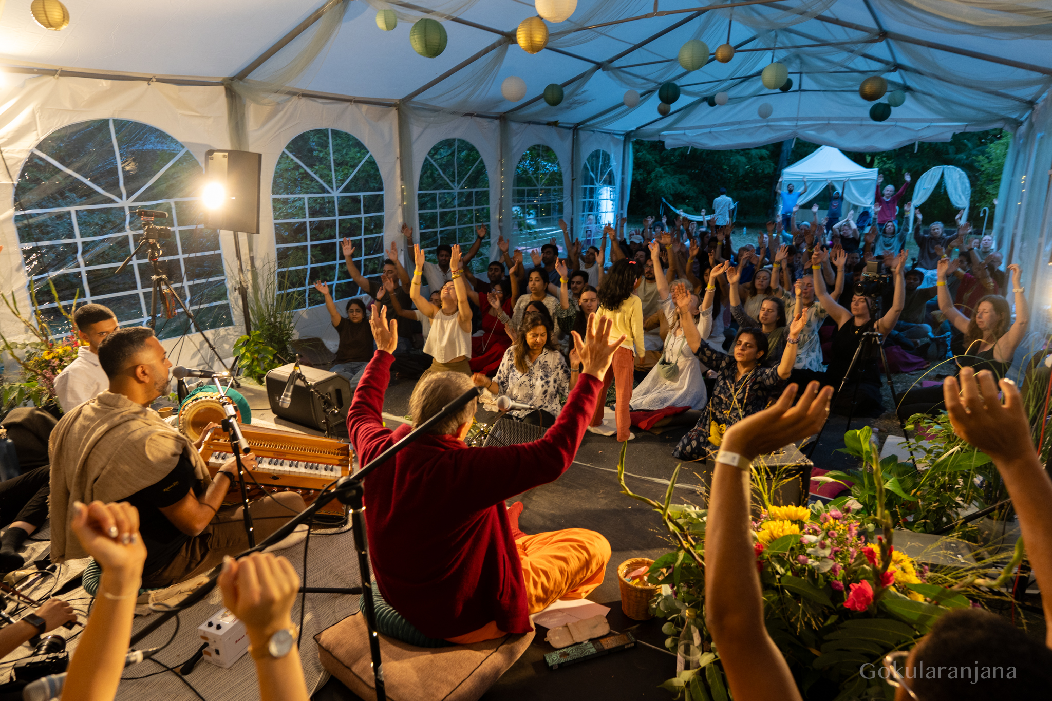 Blick von der Bühne auf den gemeinsamen Kirtan beim BODY MIND SOUL Festival