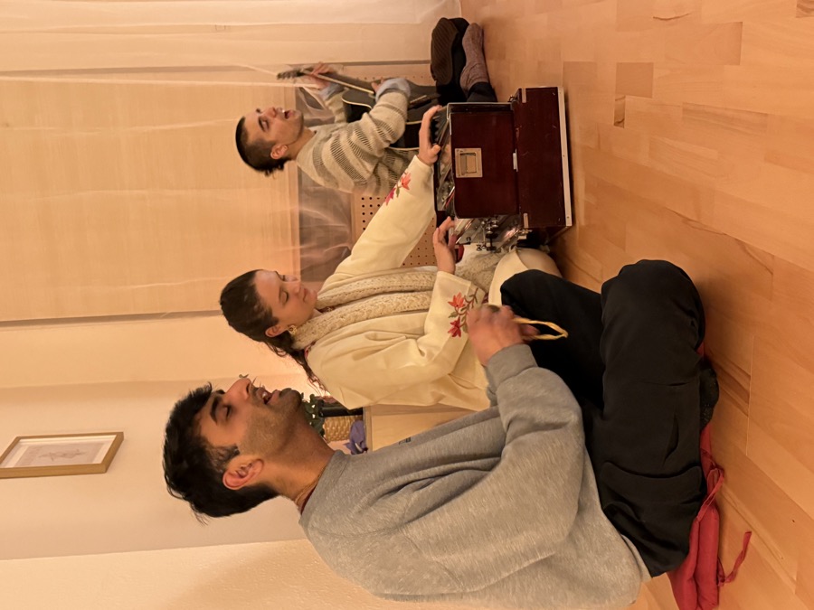 Musikerinnen und Musiker bei der Kirtan Lounge
